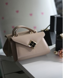 Bej Mat Doku Kare Gold Aksesuar Detaylı El Çantası