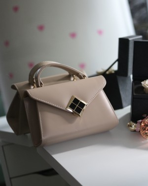 Bej Mat Doku Kare Gold Aksesuar Detaylı El Çantası