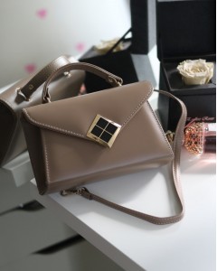 Vizon Mat Doku Kare Gold Aksesuar Detaylı El Çantası Vizon Mat Doku Kare Gold Aksesuar Detaylı El Çantası