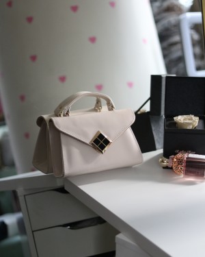 Krem Mat Doku Kare Gold Aksesuar Detaylı El Çantası