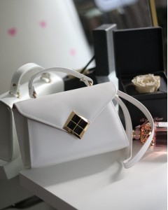 Beyaz Mat Doku Kare Gold Aksesuar Detaylı El Çantası