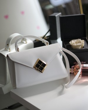 Beyaz Mat Doku Kare Gold Aksesuar Detaylı El Çantası
