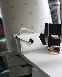 Beyaz Mat Doku Kare Gold Aksesuar Detaylı El Çantası