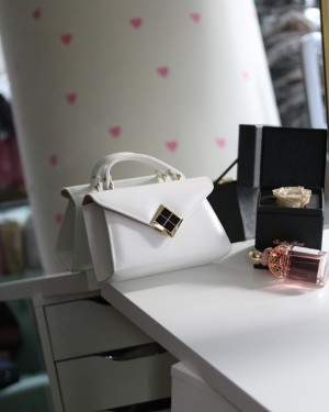 Beyaz Mat Doku Kare Gold Aksesuar Detaylı El Çantası