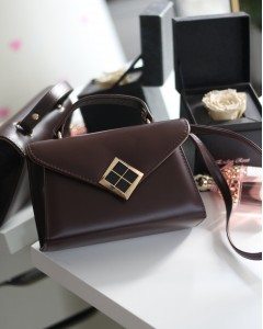 Acı Kahve Mat Doku Kare Gold Aksesuar Detaylı El Çantası