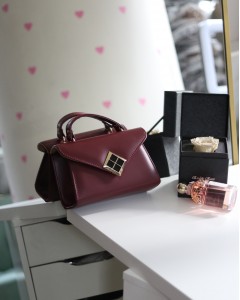 Bordo Mat Doku Kare Gold Aksesuar Detaylı El Çantası