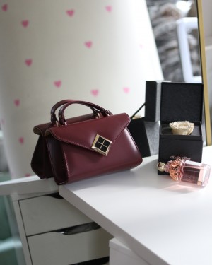 Bordo Mat Doku Kare Gold Aksesuar Detaylı El Çantası