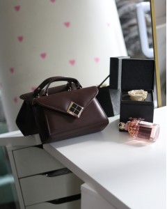 Acı Kahve Mat Doku Kare Gold Aksesuar Detaylı El Çantası