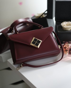 Bordo Mat Doku Kare Gold Aksesuar Detaylı El Çantası