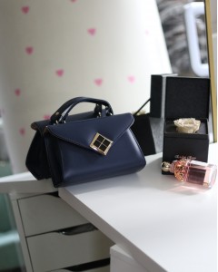 Lacivert Mat Doku Kare Gold Aksesuar Detaylı El Çantası