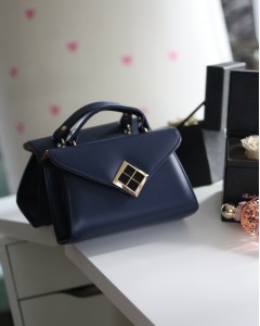 Lacivert Mat Doku Kare Gold Aksesuar Detaylı El Çantası