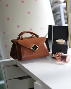 Taba Mat Doku Kare Gold Aksesuar Detaylı El Çantası