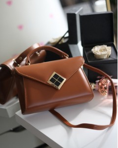 Taba Mat Doku Kare Gold Aksesuar Detaylı El Çantası