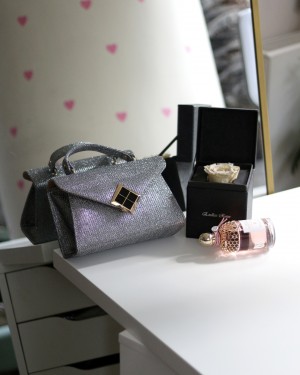 Platin Simli Kare Gold Aksesuar Detaylı Abiye Çanta  Platin Simli Kare Gold Aksesuar Detaylı Abiye Çanta