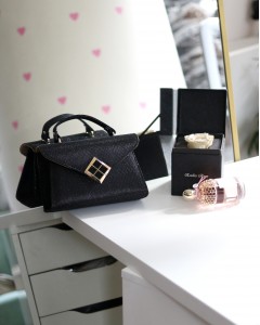 Siyah Simli Kare Gold Aksesuar Detaylı Abiye Çanta