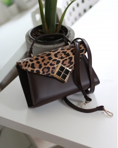 Acı Kahve Leopar Kapak Detaylı Kare Gold Aksesuarlı El Çantası