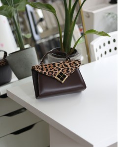 Acı Kahve Leopar Kapak Detaylı Kare Gold Aksesuarlı El Çantası