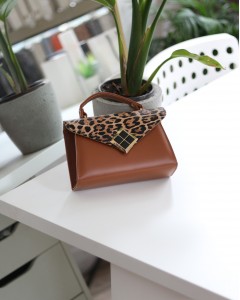 Taba Leopar Kapak Detaylı Kare Gold Aksesuarlı El Çantası