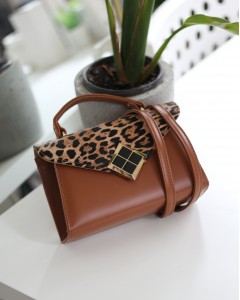 Taba Leopar Kapak Detaylı Kare Gold Aksesuarlı El Çantası