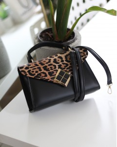 Siyah Leopar Kapak Detaylı Kare Gold Aksesuarlı El Çantası