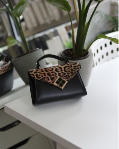 Siyah Leopar Kapak Detaylı Kare Gold Aksesuarlı El Çantası