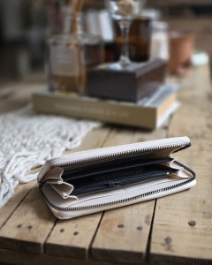 Krem Dokulu Slim Kartlık Detaylı Cüzdan