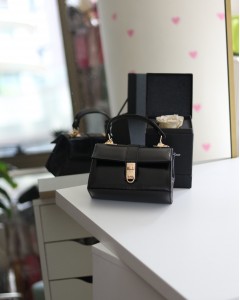 Siyah Parlak Toka Detaylı Zincirli El Omuz Çantası