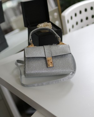 Silver Simli Toka Detaylı Zincirli El Omuz Çantası Silver Simli Toka Detaylı Zincirli El Omuz Çantası