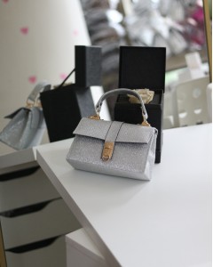 Silver Simli Toka Detaylı Zincirli El Omuz Çantası