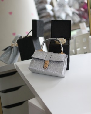 Silver Simli Toka Detaylı Zincirli El Omuz Çantası