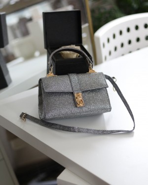 Platin Simli Toka Detaylı Zincirli El Omuz Çantası Platin Simli Toka Detaylı Zincirli El Omuz Çantası