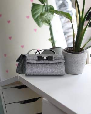 Platin Simli Çiçek Aksesuarlı Tutma Saplı Abiye El Çantası Platin Simli Çiçek Aksesuarlı Tutma Saplı Abiye El Çantası