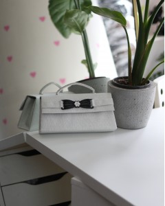 Beyaz Simli Çiçek Aksesuarlı Tutma Saplı Abiye El Çantası