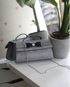 Platin Simli Çiçek Aksesuarlı Tutma Saplı Abiye El Çantası