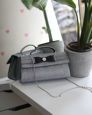 Platin Simli Çiçek Aksesuarlı Tutma Saplı Abiye El Çantası Platin Simli Çiçek Aksesuarlı Tutma Saplı Abiye El Çantası