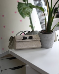 Gold Simli Çiçek Aksesuarlı Tutma Saplı Abiye El Çantası