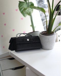 Siyah Simli Çiçek Aksesuarlı Tutma Saplı Abiye El Çantası