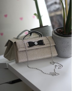 Gold Simli Çiçek Aksesuarlı Tutma Saplı Abiye El Çantası Gold Simli Çiçek Aksesuarlı Tutma Saplı Abiye El Çantası