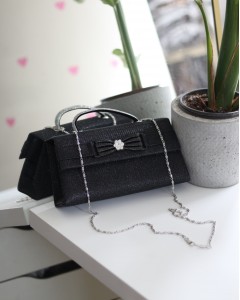 Siyah Simli Çiçek Aksesuarlı Tutma Saplı Abiye El Çantası