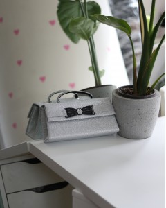 Silver Simli Çiçek Aksesuarlı Tutma Saplı Abiye El Çantası