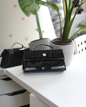 Siyah Rugan Çiçek Aksesuarlı Tutma Saplı Abiye El Çantası