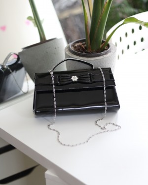 Siyah Rugan Çiçek Aksesuarlı Tutma Saplı Abiye El Çantası