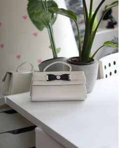 Krem Çiçek Aksesuarlı Tutma Saplı Abiye El Çantası