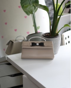 Vizon Çiçek Aksesuarlı Tutma Saplı Abiye El Çantası