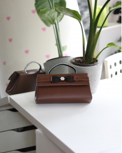 Kahve Çiçek Aksesuarlı Tutma Saplı Abiye El Çantası