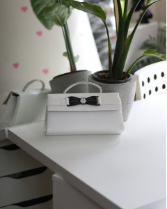 Beyaz Çiçek Aksesuarlı Tutma Saplı Abiye El Çantası