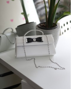 Beyaz Çiçek Aksesuarlı Tutma Saplı Abiye El Çantası