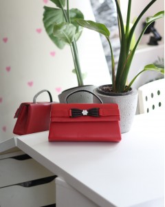 Kırmızı Çiçek Aksesuarlı Tutma Saplı Abiye El Çantası