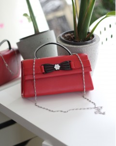 Kırmızı Çiçek Aksesuarlı Tutma Saplı Abiye El Çantası