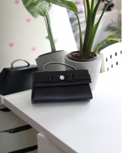 Siyah Çiçek Aksesuarlı Tutma Saplı Abiye El Çantası